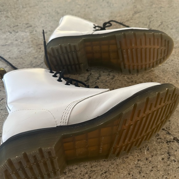 SIZE 9 DR MARTEN WHITE BOOTS - Picture 7 of 8